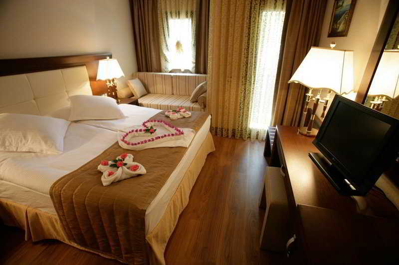 Latanya Park Resort Yaliciftlik Exterior foto